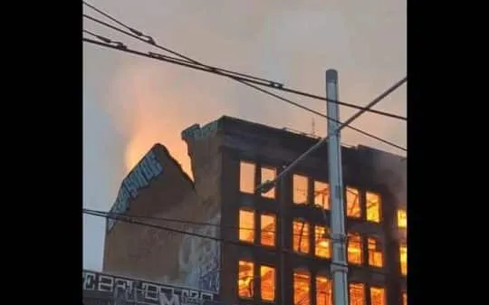Μεγάλη φωτιά σε κτίριο στο Σίδνεϊ: Καταρρέει φλεγόμενο