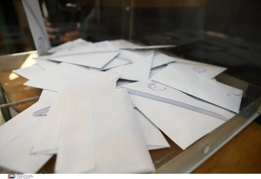 Ηράκλειο: Ψηφοφόρος έριξε τον φάκελο στα... σκουπίδια και τον έψαχναν επί μισή ώρα