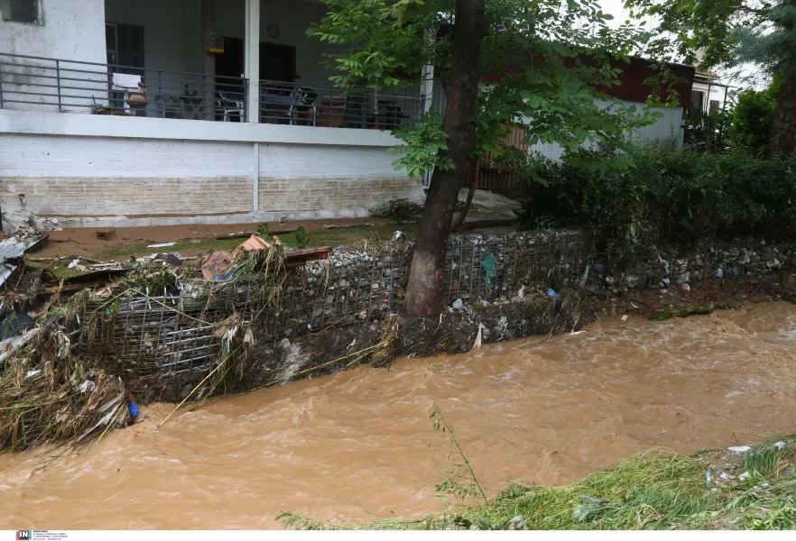 Κακοκαιρία: Μεγάλες ζημιές από την επέλασή της - Πλημμύρες σε δρόμους & καταστήματα