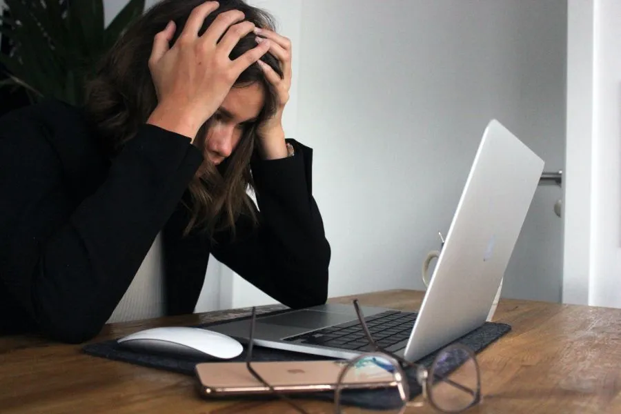 Burnout: Τρία red flags που δείχνουν ότι η δουλειά θα σας εξαντλήσει