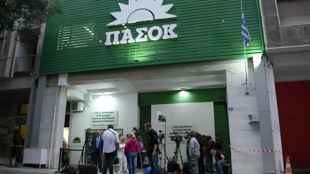 Επίθεση με μολότοφ στα γραφεία του ΠΑΣΟΚ, στη Χαριλάου Τρικούπη