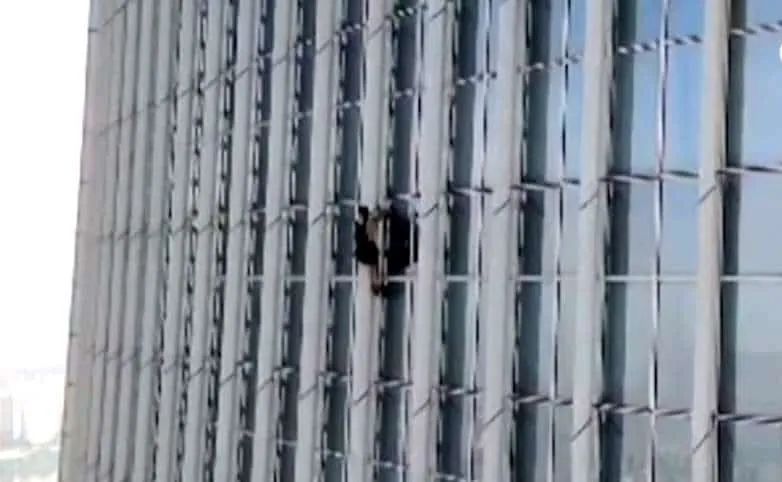 Σεούλ: Αναρριχητής συνελήφθη αφού έφτασε ως τον 73ο όροφο ουρανοξύστη χωρίς σχοινιά