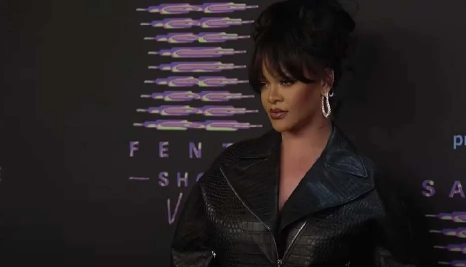 Η Rihanna αποσύρεται από CEO της Savage X Fenty