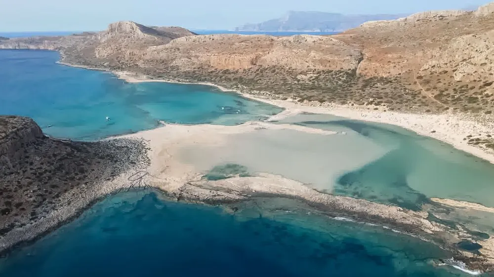 Μπάλος: Η εξωτική λιμνοθάλασσα στην Κρήτη για την οποία παραμιλάει ολόκληρος ο κόσμος (ΒΙΝΤΕΟ)