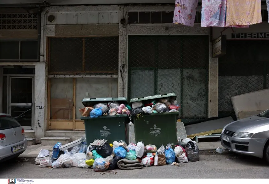 Θεσσαλονίκη: Πέταξε κατά λάθος στα σκουπίδια μια σακούλα με χρυσαφικά