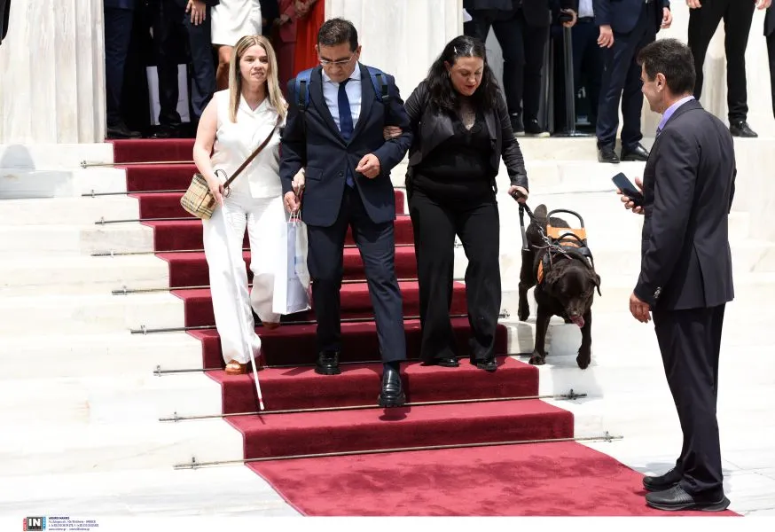 Μπάμπου: Ο πρώτος σκύλος - οδηγός που μπήκε στη Βουλή