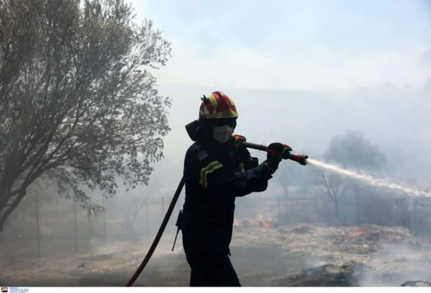 Φωτιά στον Κουβαρά: Εγκαταλείπουν τα σπίτια τους οι κάτοικοι - Ουρές χιλιομέτρων στην Παραλιακή