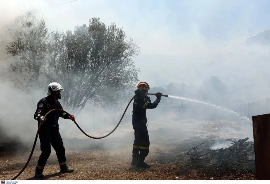 Φωτιά στον Κουβαρά: Στο νοσοκομείο δύο κάτοικοι - Έσπευσαν ασθενοφόρα στην περιοχή