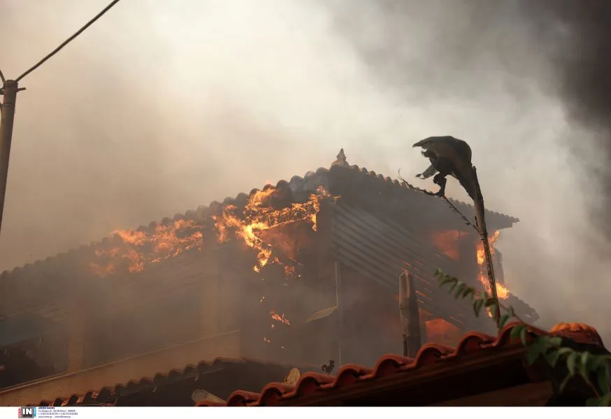 Φωτιά στον Κουβαρά: Καίγονται σπίτια