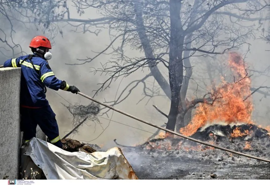 Φωτιά στο Λουτράκι: «Το μέτωπο κατευθύνεται προς την εθνική οδό Αθηνών»