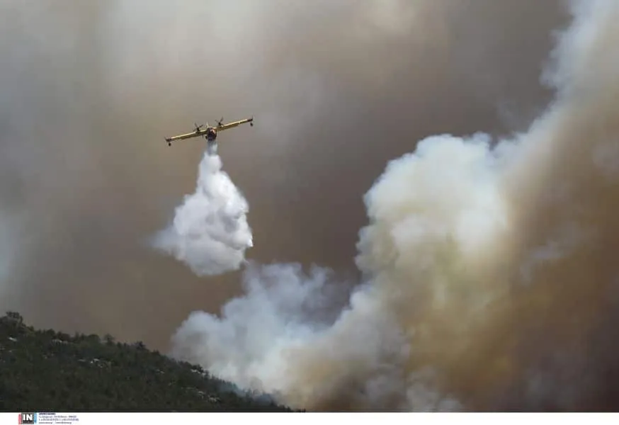 Φωτιά στο Λαύριο: Σπεύδουν πυροσβεστικά οχήματα στο σημείο