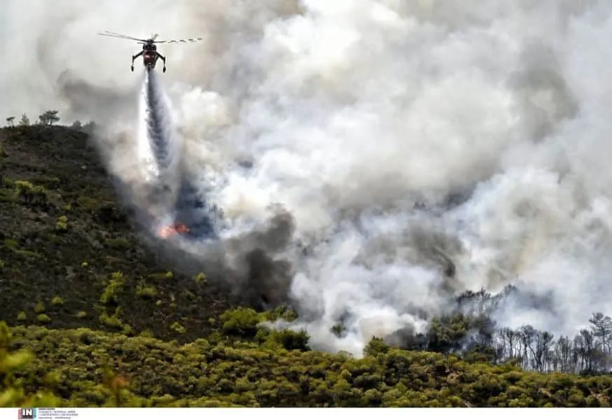 Φωτιές: Μάχη των πυροσβεστικών δυνάμεων σε Λουτράκι, Δερβενοχώρια και Ρόδο