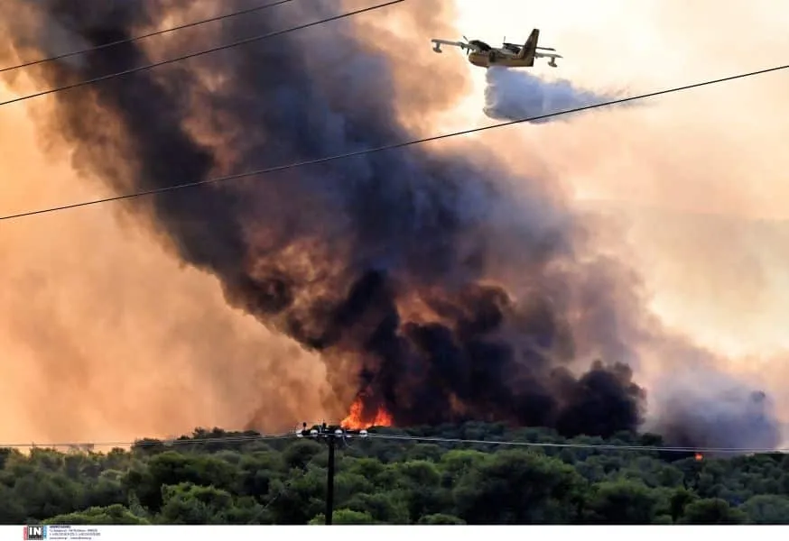 Φωτιές: Μαίνεται η πυρκαγιά στη Ρόδο - Χωρίς ενιαίο ενεργό μέτωπο οι φωτιές σε Δυτική Αττική και Λουτράκι