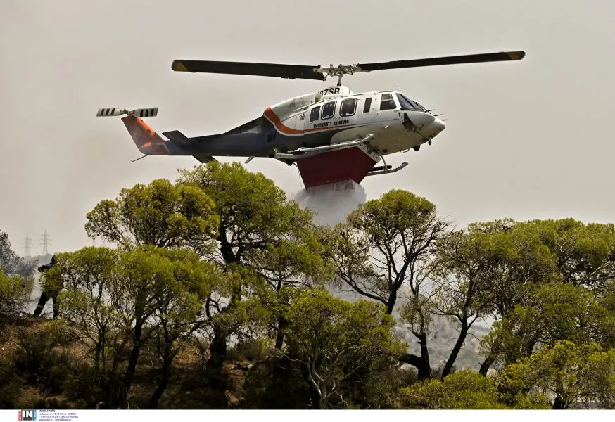 Φωτιά στη Λακωνία: Αναγκαστική προσγείωση ελικοπτέρου λόγω βλάβης