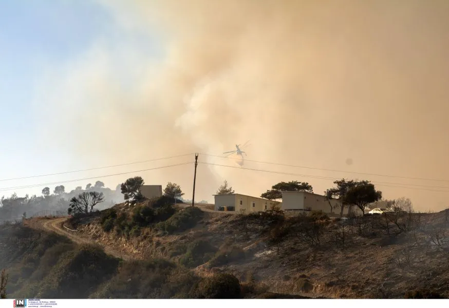 Ρόδος: Αίρεται ο κίνδυνος για άλλους τέσσερις οικισμούς - Αντιμετωπίσιμες οι αναζωπυρώσεις της φωτιάς