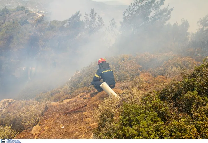 Μάχη με τις φωτιές σε Ρόδο, Κέρκυρα, Κάρυστο, Αίγιο - Διάσπαρτες εστίες & διαρκείς αναζωπυρώσεις