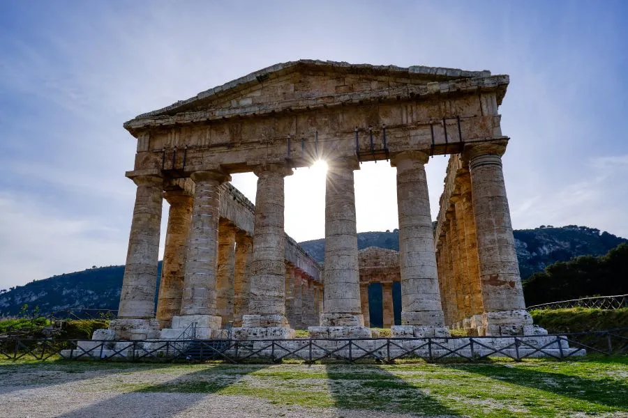 Ιταλία: Δύο νεκροί από τις φωτιές - Παρ'ολίγον να καεί ο αρχαίος ναός της Σεγέστα στη Σικελία