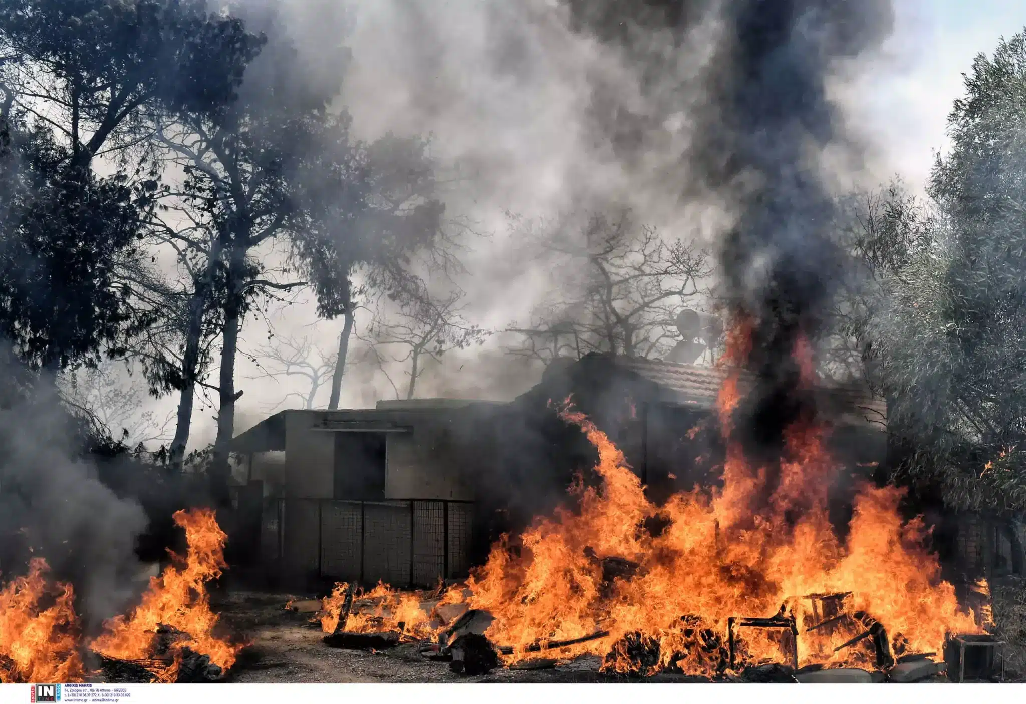 Φωτιά στη Λουτράκι: Μέσα στον Άγιο Χαράλαμπο οι φλόγες (pics&vids)