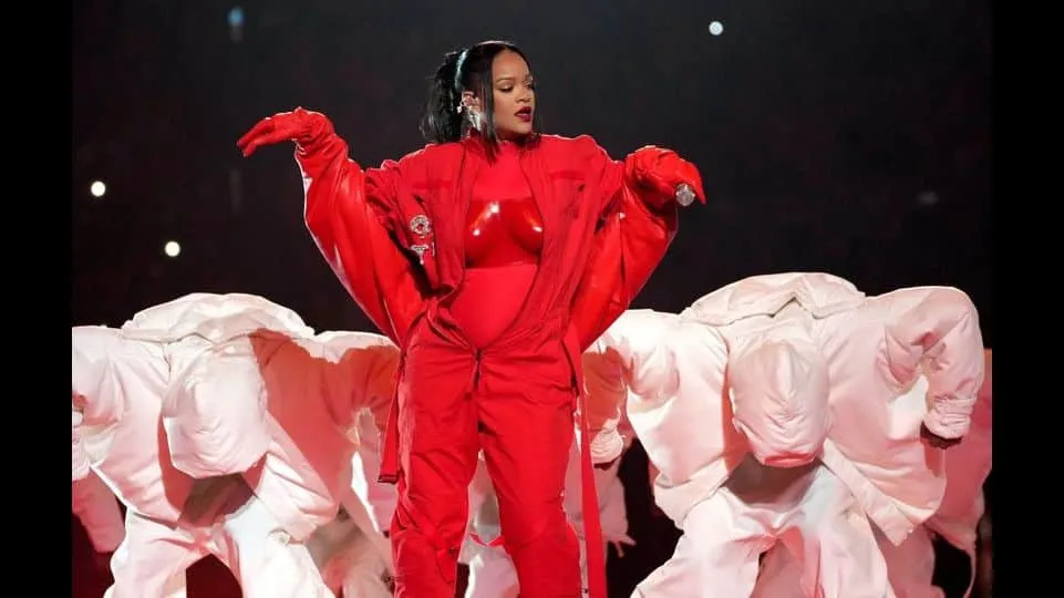 Rihanna: Η sexy φωτογράφιση για τη Fenty σε προχωρημένη εγκυμοσύνη
