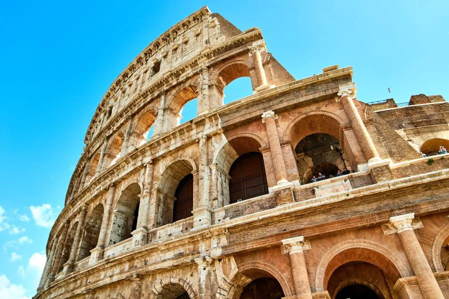Ιταλία: Πρόστιμο 18.000 στον τουρίστα που χάραξε το Κολοσσαίο - «Δεν ήξερα ότι ήταν αρχαίο μνημείο»