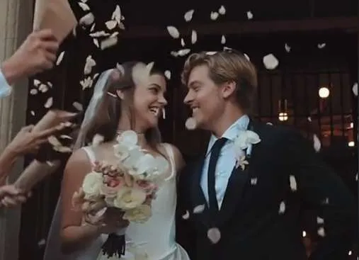 Just Married: Ο Dylan Sprouse και η Barbara Palvin παντρεύτηκαν σε μία «ονειρεμένη» τελετή στην Ουγγαρία