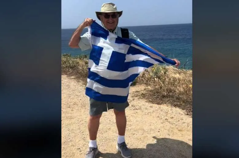 89χρονος ομογενής επισκέπτεται για πρώτη φορά την Ελλάδα - Το συγκινητικό βίντεο που έγινε viral