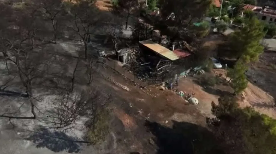 Φωτιά στον Κουβαρά: Drone πετάει πάνω από τις καμένες εκτάσεις και δείχνει το μέγεθος της καταστροφής