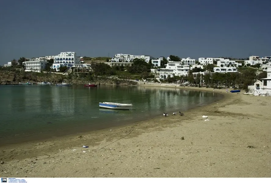 Ελεύθερες παραλίες: Το «κίνημα της πετσέτας» που ξεκίνησε από την Πάρο και έφτασε σε όλη την Ελλάδα
