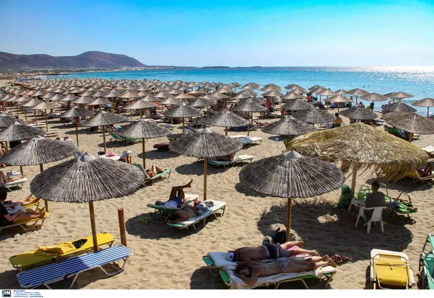 Παραλίες: 16 συλλήψεις για παράνομες ομπρέλες και ξαπλώστρες