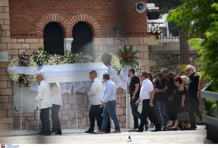 Οδυσσέας Σταμούλης: Σε κλίμα οδύνης η κηδεία του 11χρονου γιου του ηθοποιού - Υποβασταζόμενοι η μητέρα και ο πατέρας