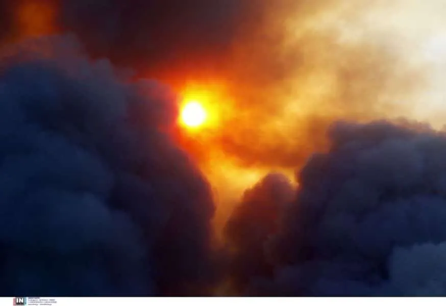 Φωτιά στη Φυλή: «Απομακρυνθείτε προς το κέντρο του Μενιδίου» - Νέο μήνυμα του 112