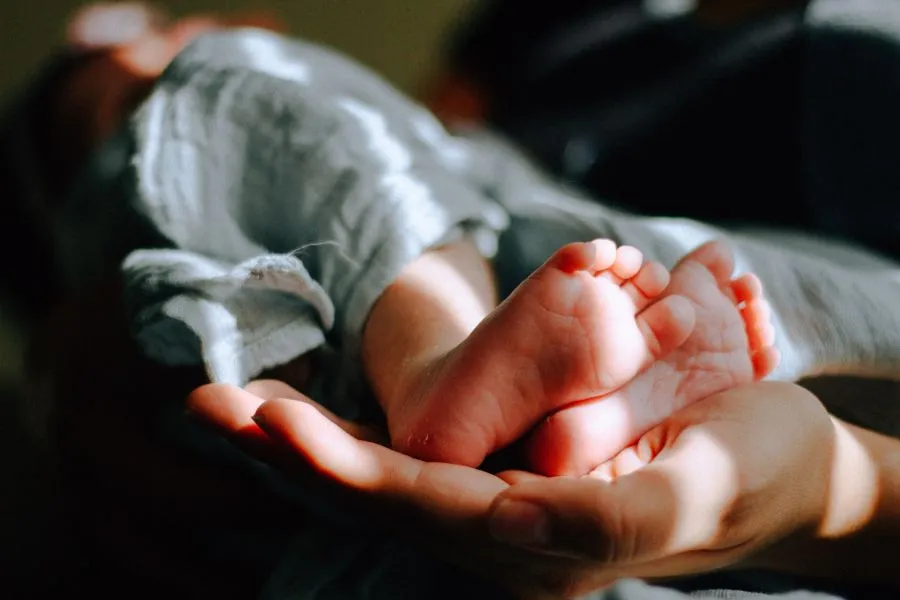 Κύκλωμα εμπορίας βρεφών: Παρένθετη μητέρα γέννησε δίδυμα