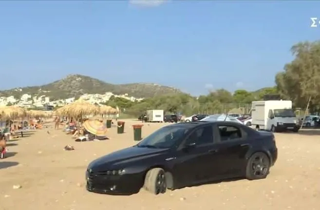 Βάρκιζα: Οδηγός πάρκαρε το αυτοκίνητό του πάνω στην παραλία δίπλα στις ομπρέλες
