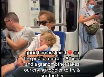 Αθήνα: Γιαγιά στο μετρό πήρε αγκαλιά την κόρη τουρίστριας για να την ηρεμήσει από το κλάμα