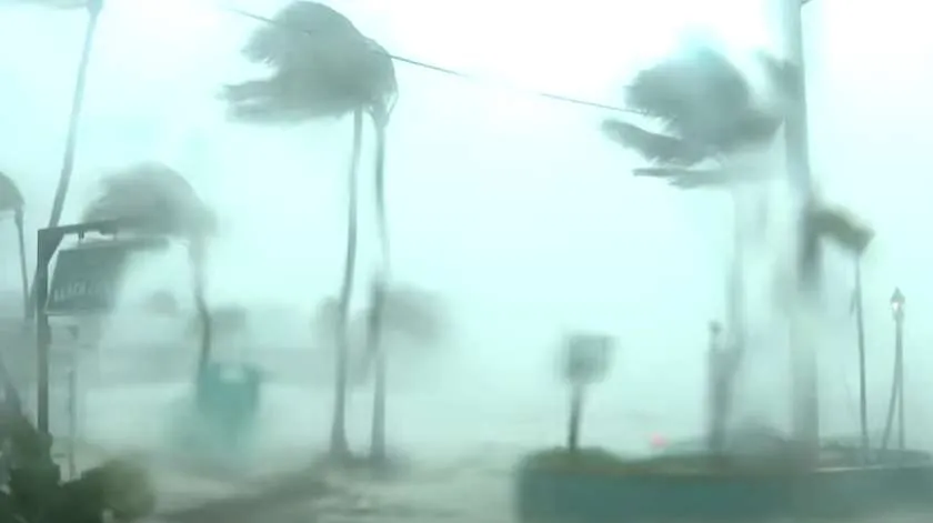 Φλόριντα: Live εικόνα από το σαρωτικό πέρασμα του τυφώνα Ιντάλια