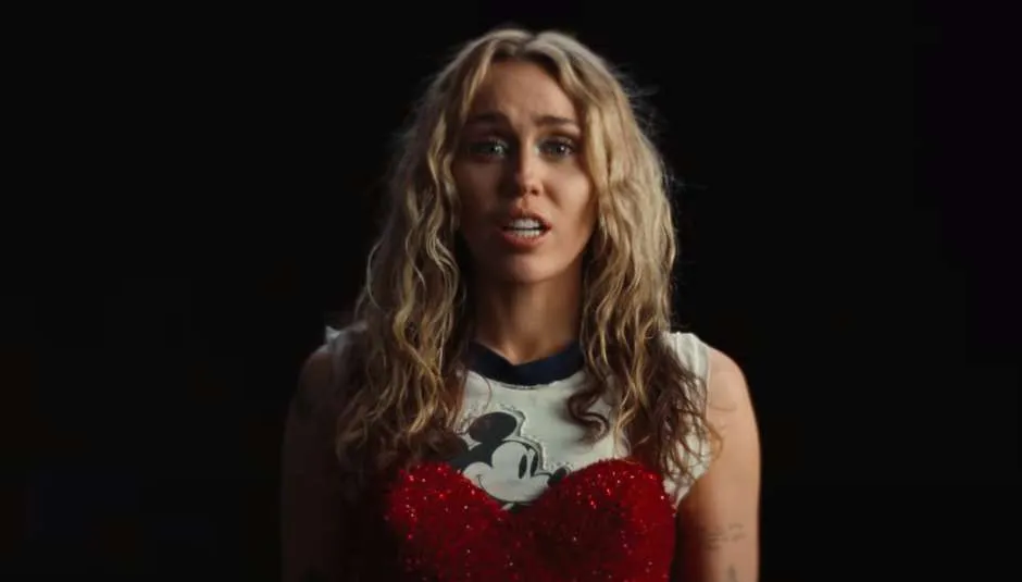 Used to Be Young: Η Miley Cyrus κυκλοφόρησε νέο τραγούδι για τα «άγρια» νιάτα της