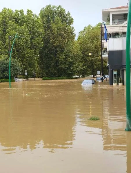 Τρίκαλα: Αποκλειστικά βίντεο και φωτογραφίες του neolaia.gr από την πλημμυρισμένη πόλη