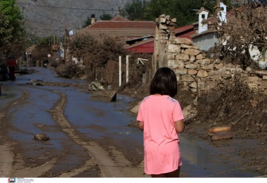 Τρίκαλα: «Μάχη» με τη λάσπη, τη δυσοσμία και τα κουνούπια δίνουν καθημερινά οι πληγέντες