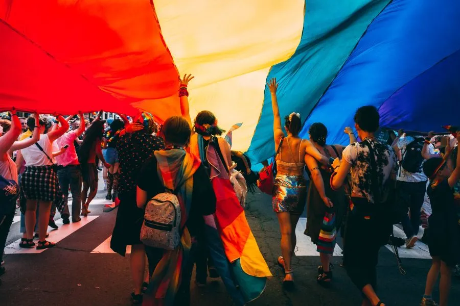 Μπάιντεν: Επαναφέρει την προστασία της υγειονομικής περίθαλψης για τα άτομα LGBTQ+