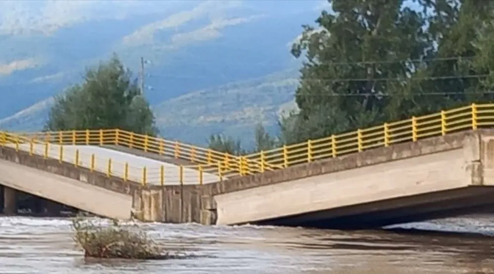 Λάρισα: Κατέρρευσε η γέφυρα στον Παλαιόπυργο