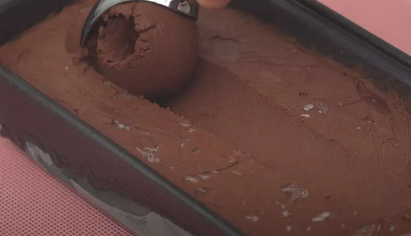 Σπιτικό παγωτό σοκολάτα με ζαχαρούχο γάλα και μόλις τρία ακόμη υλικά