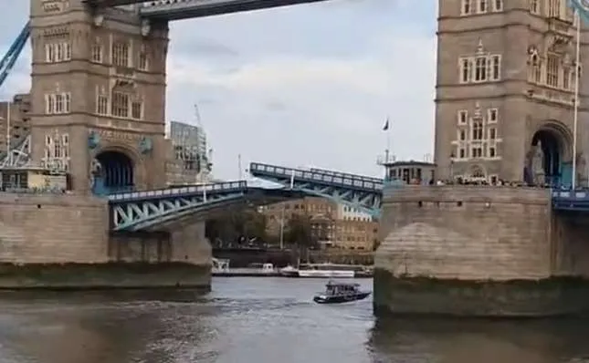 Λονδίνο: «Κόλλησε» ανοιχτή η Tower Bridge