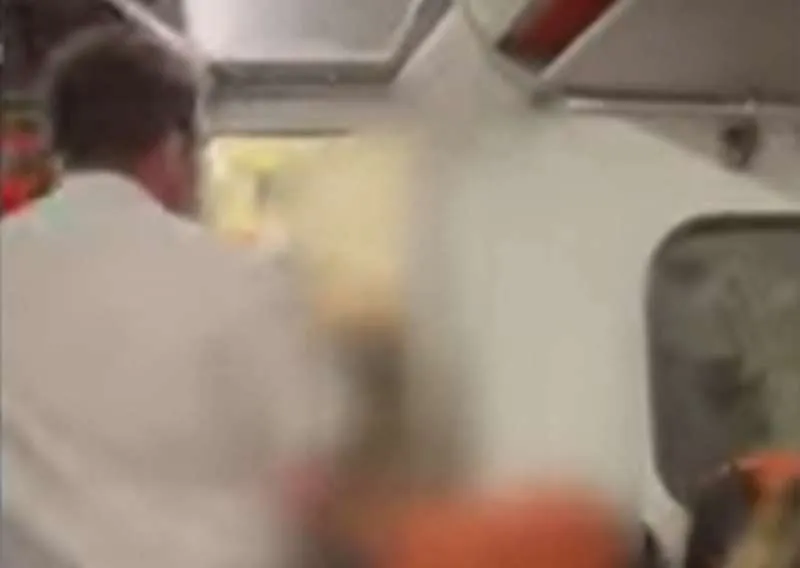 Λονδίνο: Αεροσυνοδός άνοιξε την τουαλέτα αεροπλάνου και έπιασε επ’ αυτοφώρω επιβάτες σε συνεύρεση