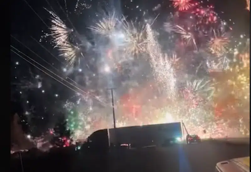 Καναδάς: Φορτηγό γεμάτο πυροτεχνήματα ενεπλάκη σε τροχαίο και δημιούργησε... σόου