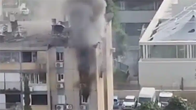 Ρουκέτα έπληξε κτίριο στο Τελ Αβίβ – Τρεις τραυματίες (vid)