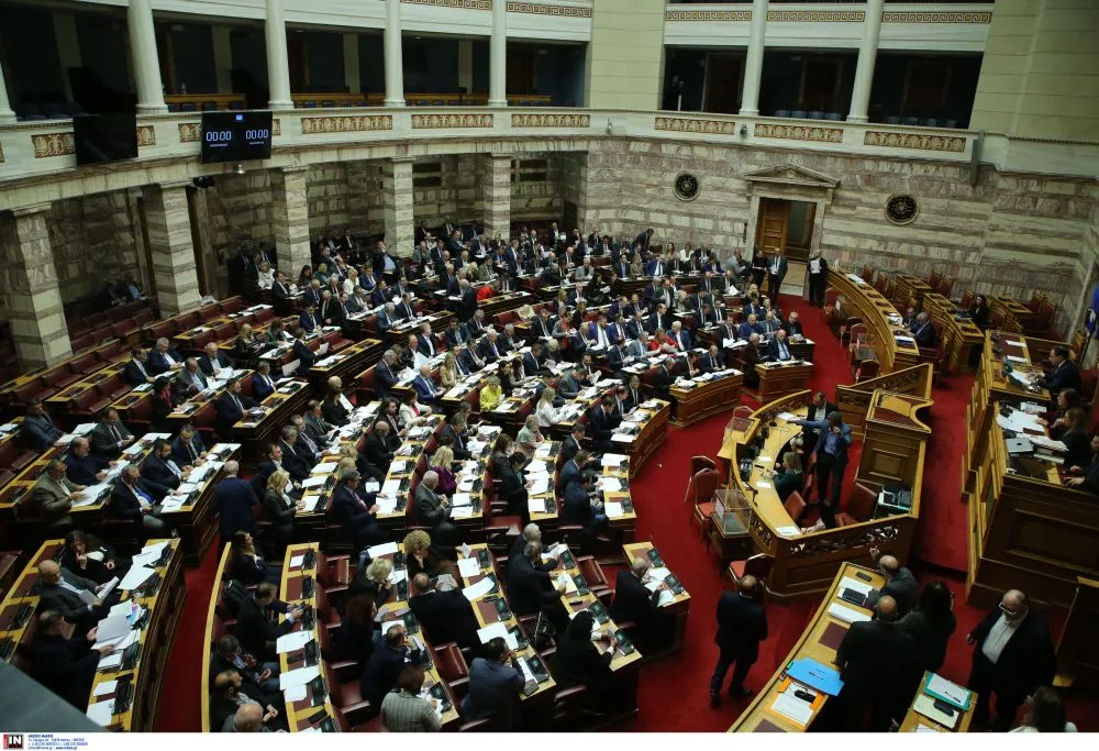 Βουλή: Υπερψηφίστηκε η τροπολογία για τους μετανάστες