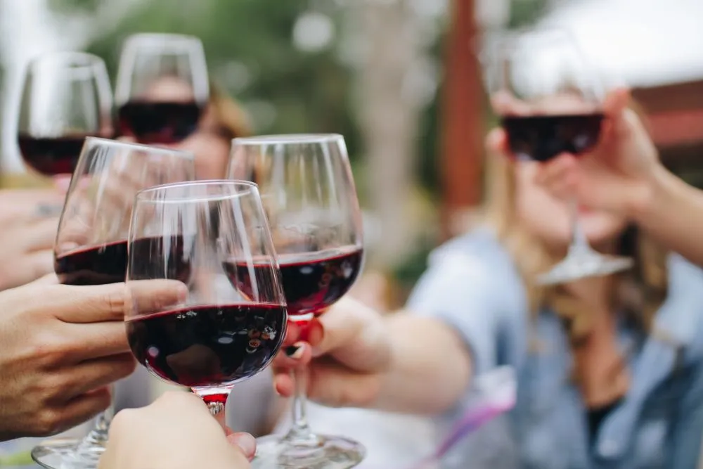 Επιστήμονες πιστεύουν ότι ανακάλυψαν γιατί το κόκκινο κρασί προκαλεί πονοκεφάλους