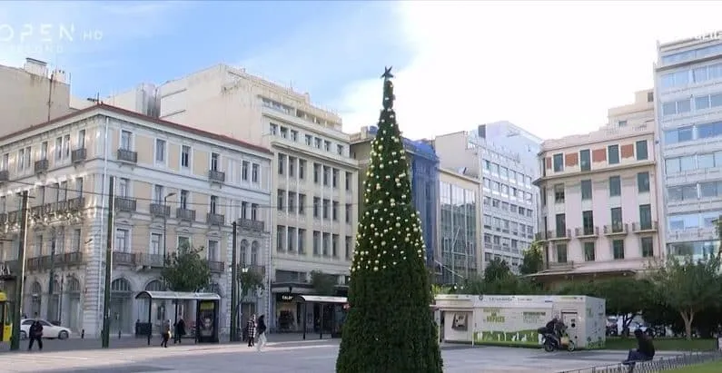 Πλατεία Κλαυθμώνος: Έκλεψαν τα μισά στολίδια από το χριστουγεννιάτικο δέντρο