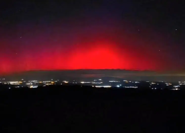 Το Βόρειο Σέλας ορατό στην Ελλάδα: Εικόνες απίστευτης ομορφιάς από τον κόκκινο ουρανό