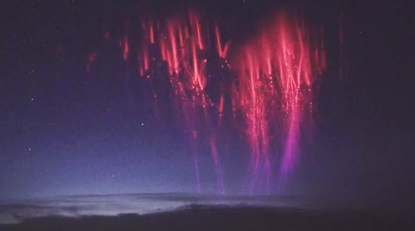 «Κόκκινα ξωτικά»: Το εντυπωσιακό φαινόμενο που εμφανίστηκε στον ουρανό - Η εξήγηση από τον Σάκη Αρναούτογλου
